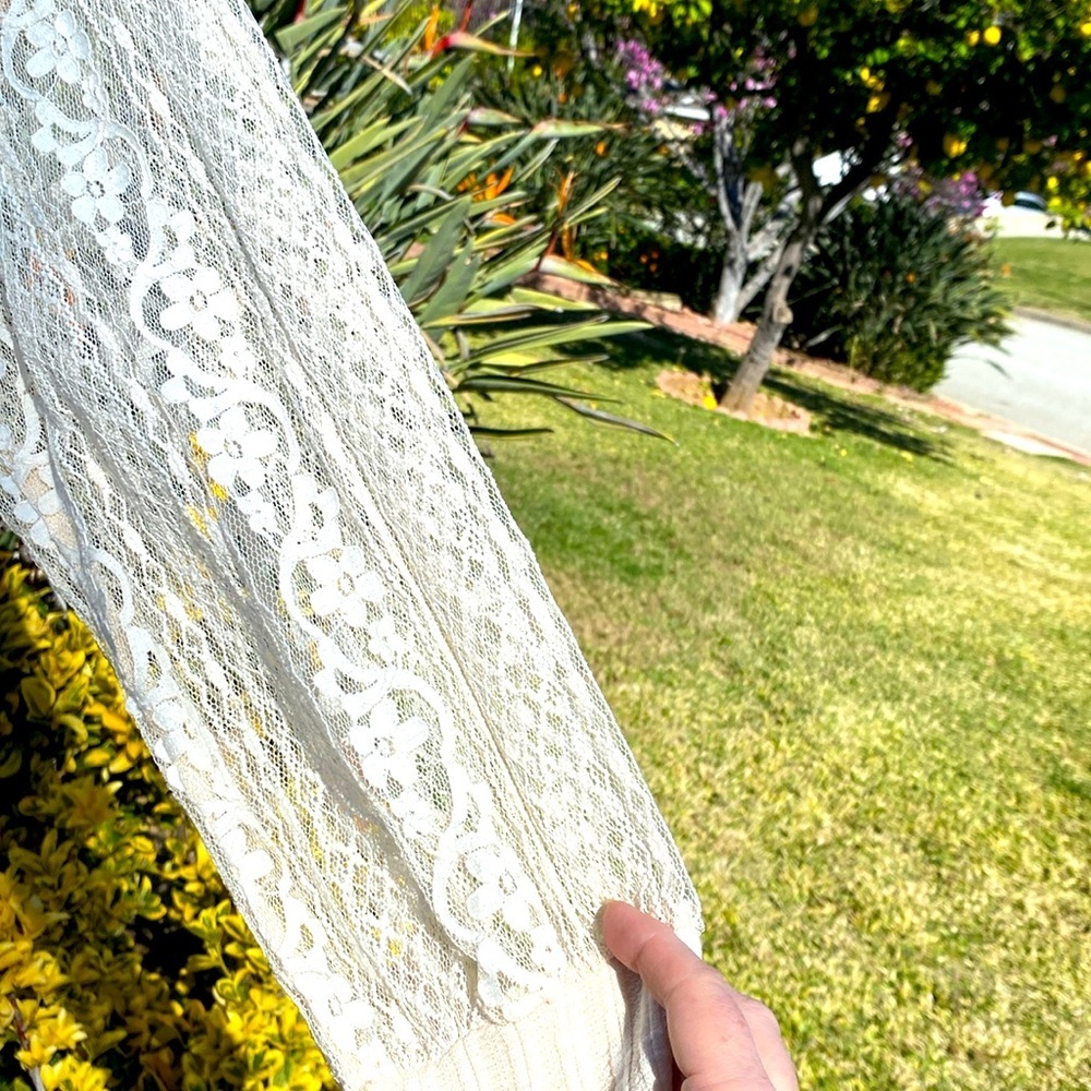 ABSOLUTELY FAMOUS OFF WHITE CREAM TOP  LACE SLEEVES & Accent on Bottom 2… - Picture 5 of 12